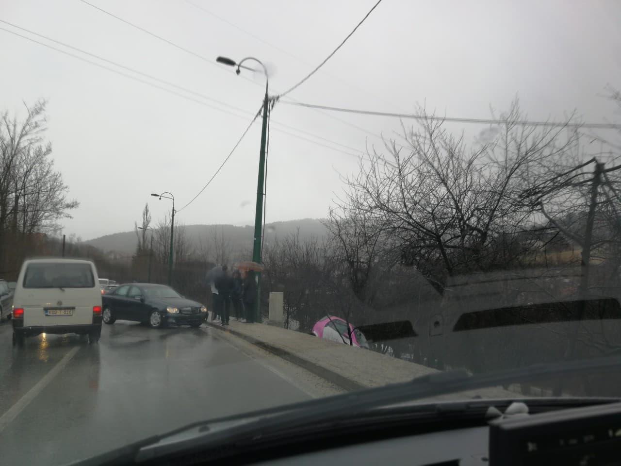 U sarajevskom naselju Hotonj automobil sletio s ceste