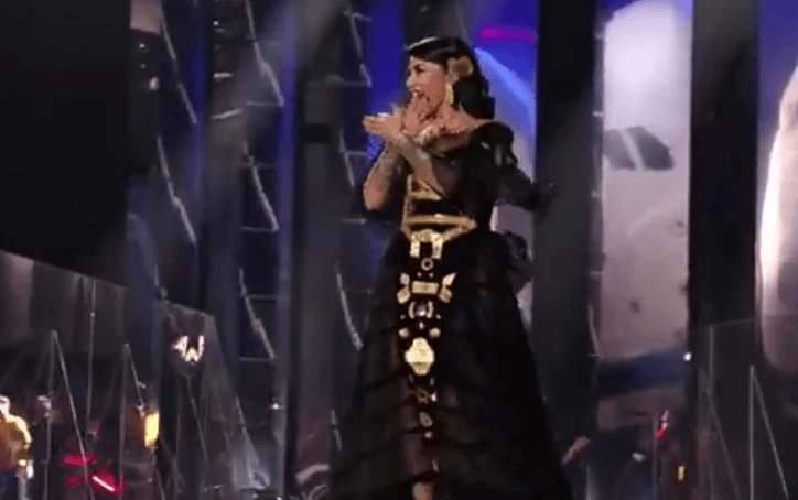 Predstavnica Albanije pokazala znak dvoglavog orla prije početka finala Eurosonga