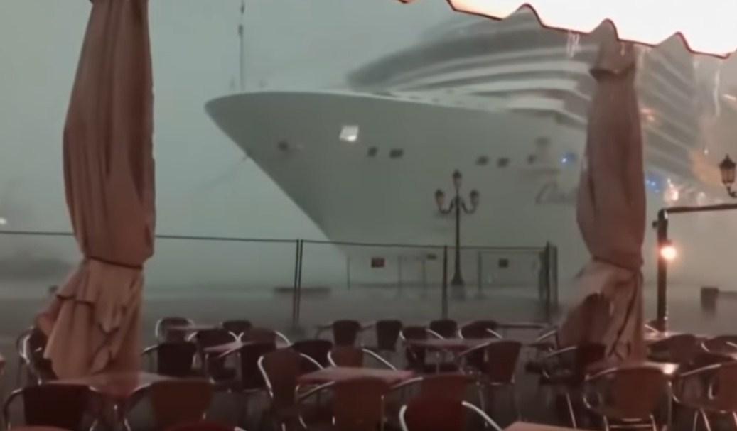 Dramatičan snimak iz Venecije: Kapetan broda u posljednji trenutak izbjegao udar u kafić