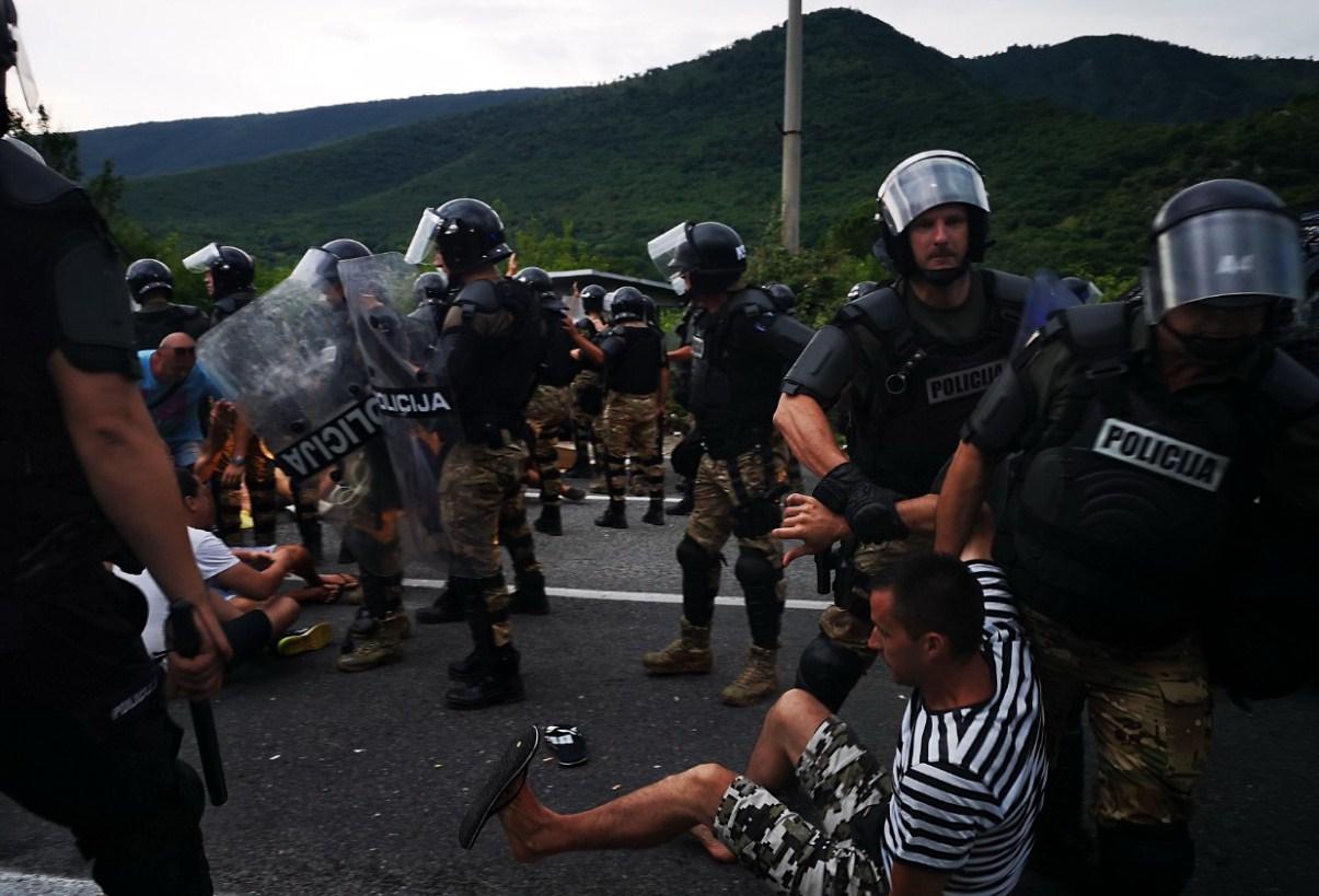 Specijalci uz upotrebu sile deblokirali saobraćajnicu u Mostaru