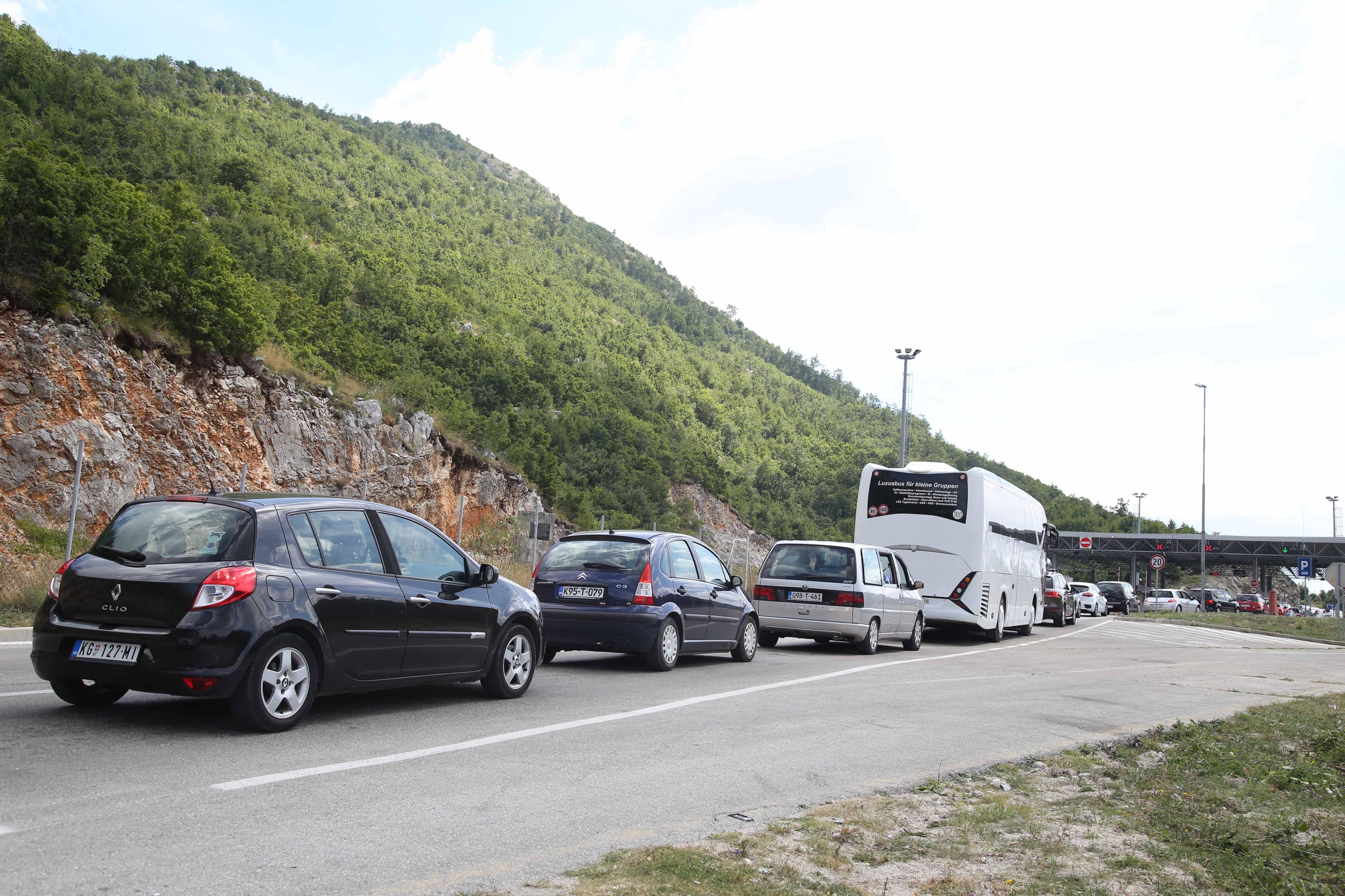 Velike gužve na graničnim prijelazima: Na ulazu u BiH iz pravca Crne Gore čekanja oko dva sata