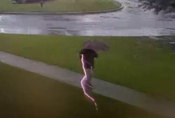 Kamera sve zabilježila: Pogledajte kako je grom udario u muškarca dok je nosio kišobran