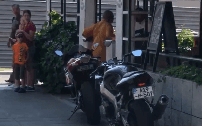 Budistički monah tražio da se pobije s konobarom u Sarajevu
