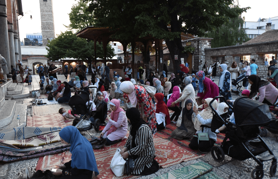 Vjernici večeras u haremu Begove džamije - Avaz