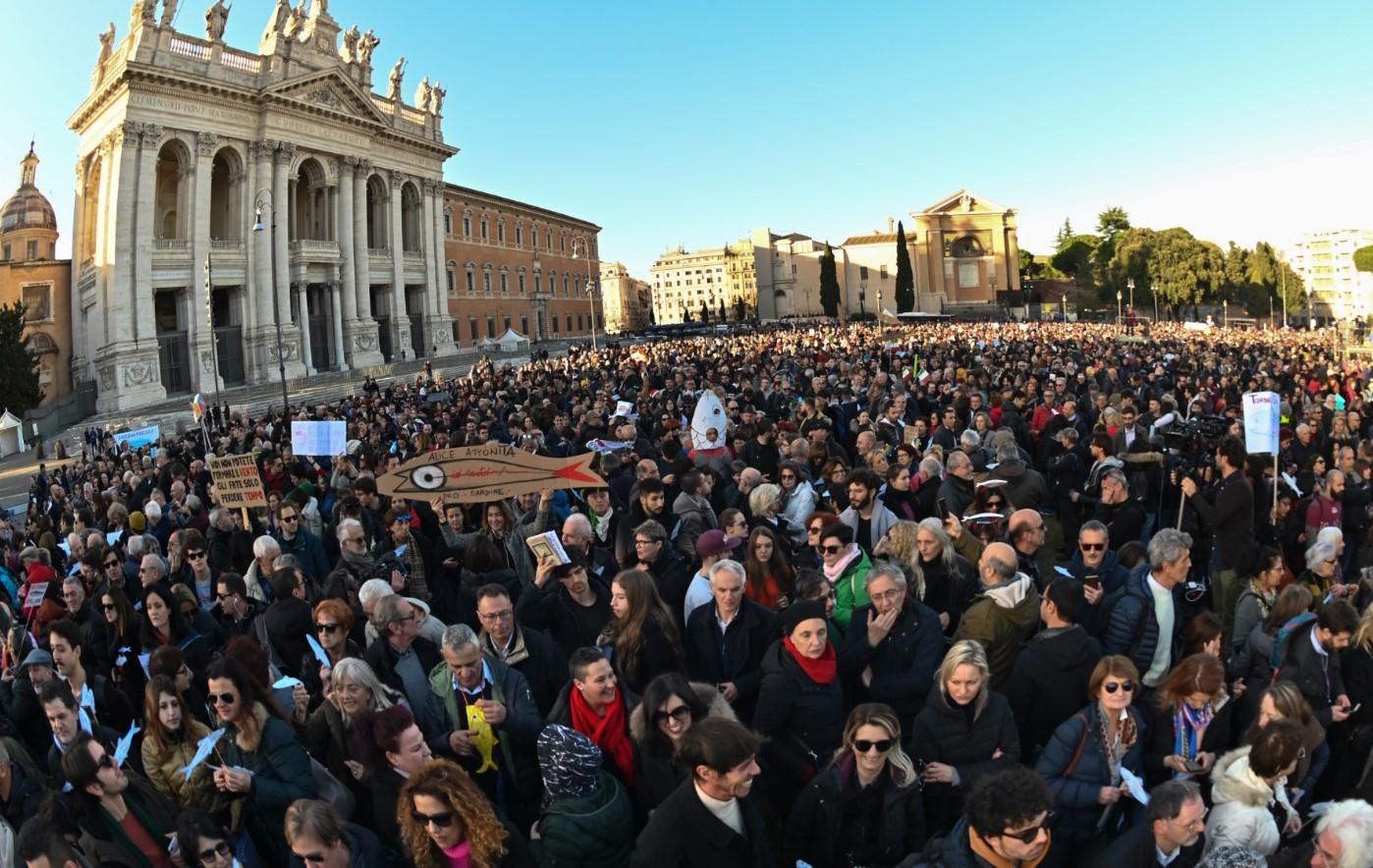 Najmanje 40 hiljada "Sardina" protestiralo u centru Rima i pjevalo "Bella ciao"