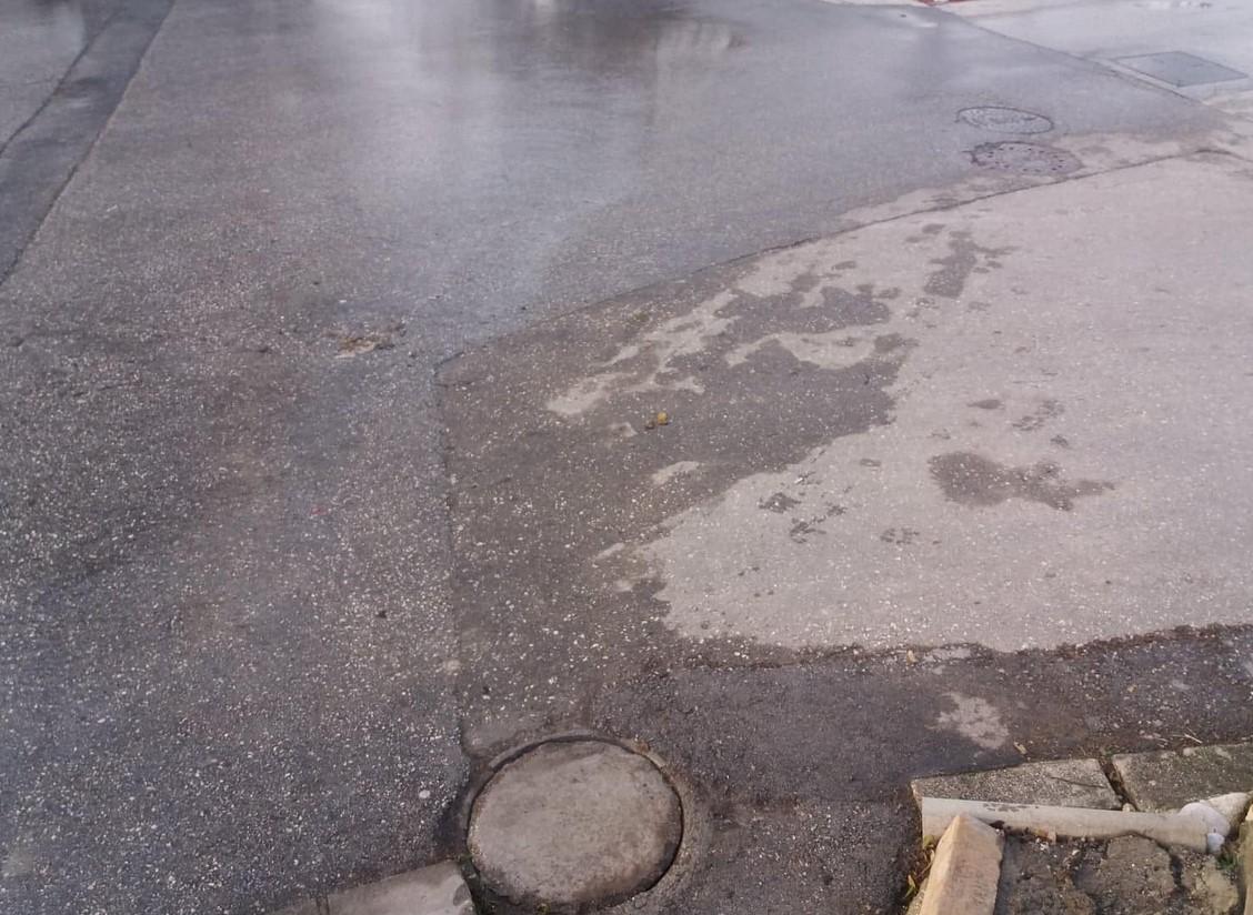 Ponovo isti problemi: Velike količine vode teku niz Tešanjsku ulicu