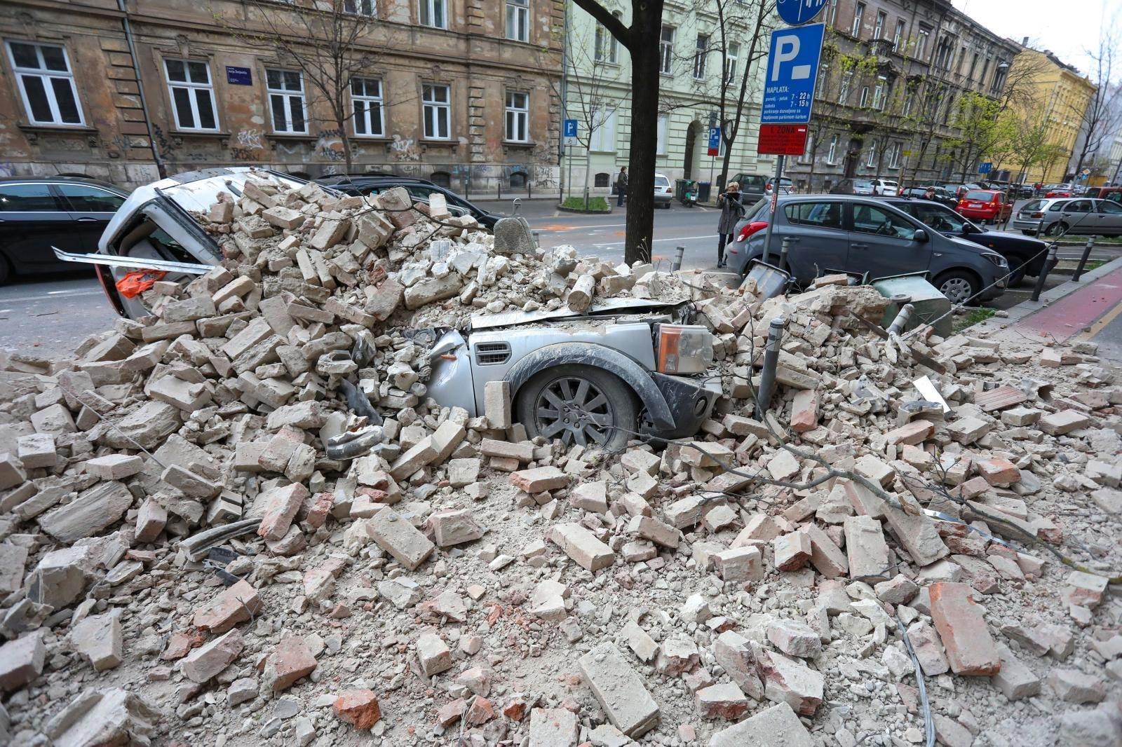 Mnogi automobili na parkinzima su uništeni usljed jakog zemljotresa - Avaz