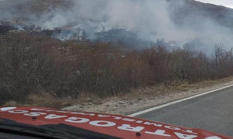 Na Ivoviku kod Tomislavgrada požar prijeti da se proširi na visoku šumu