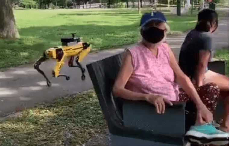 Jezivi robot u Singapuru parkom kako bi upozoravao ljude da drže distancu