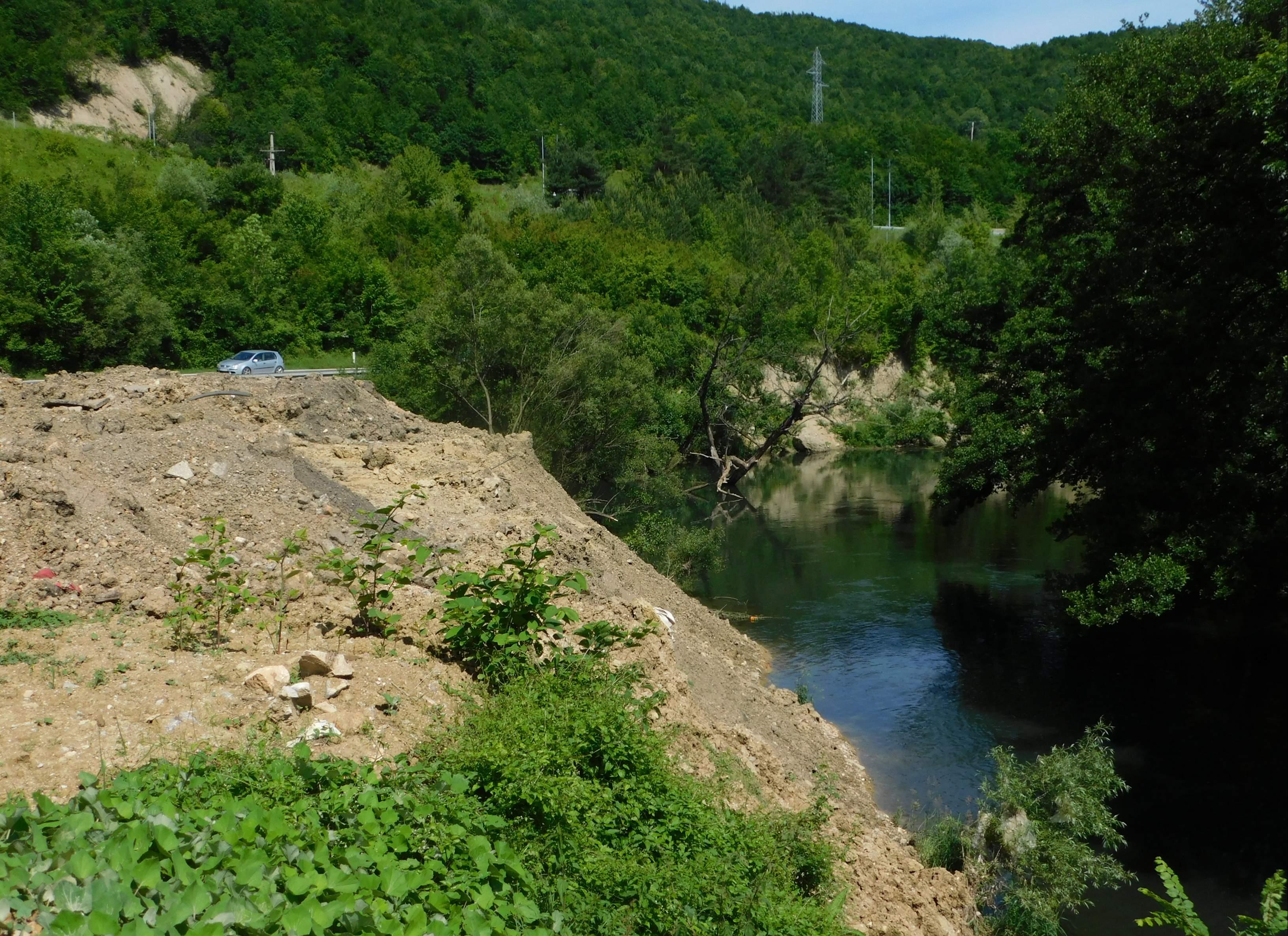 Divlja deponija uz rijeku Bosnu kod Vogošćanske petlje