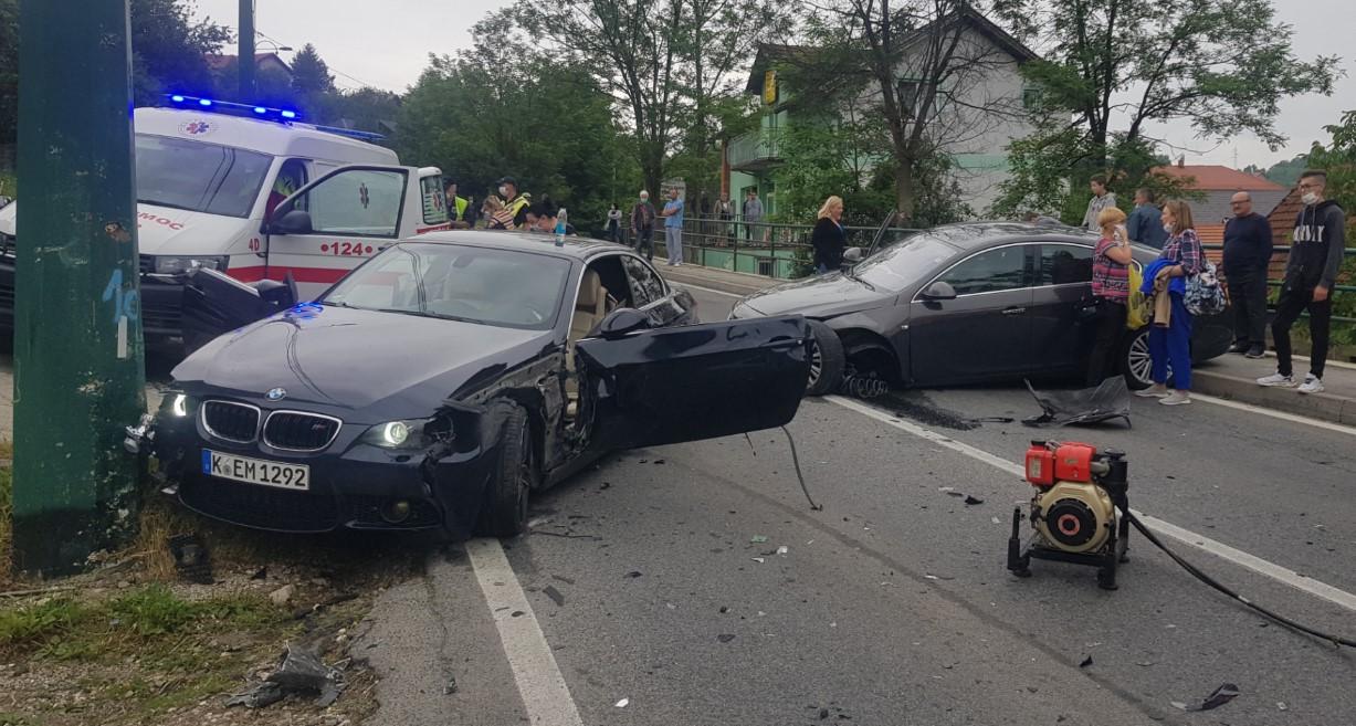 Saobraćajna nesreća u Hotonju: Skršen BMW stranih tablica