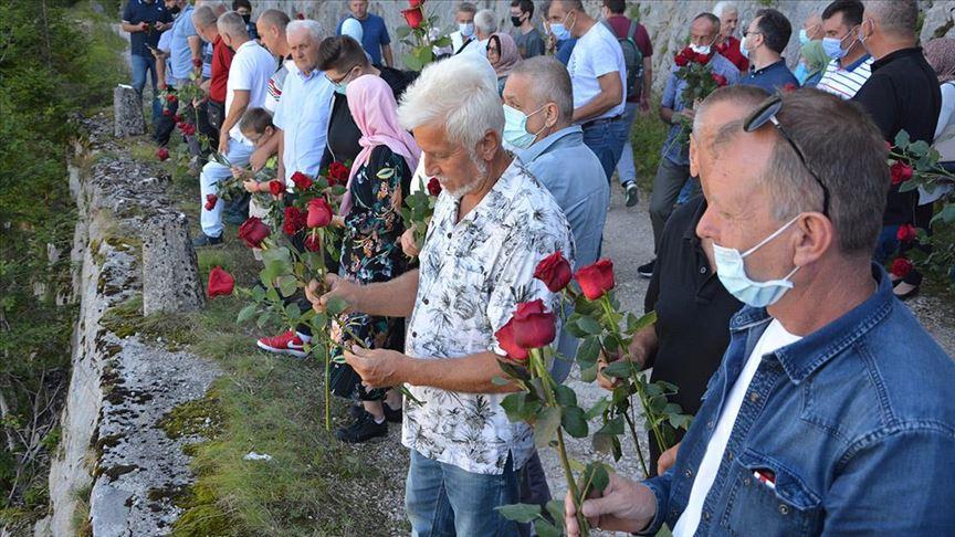 Godišnjica zločina na Korićanskim stijenama: Za ubijene logoraše 224 ruže