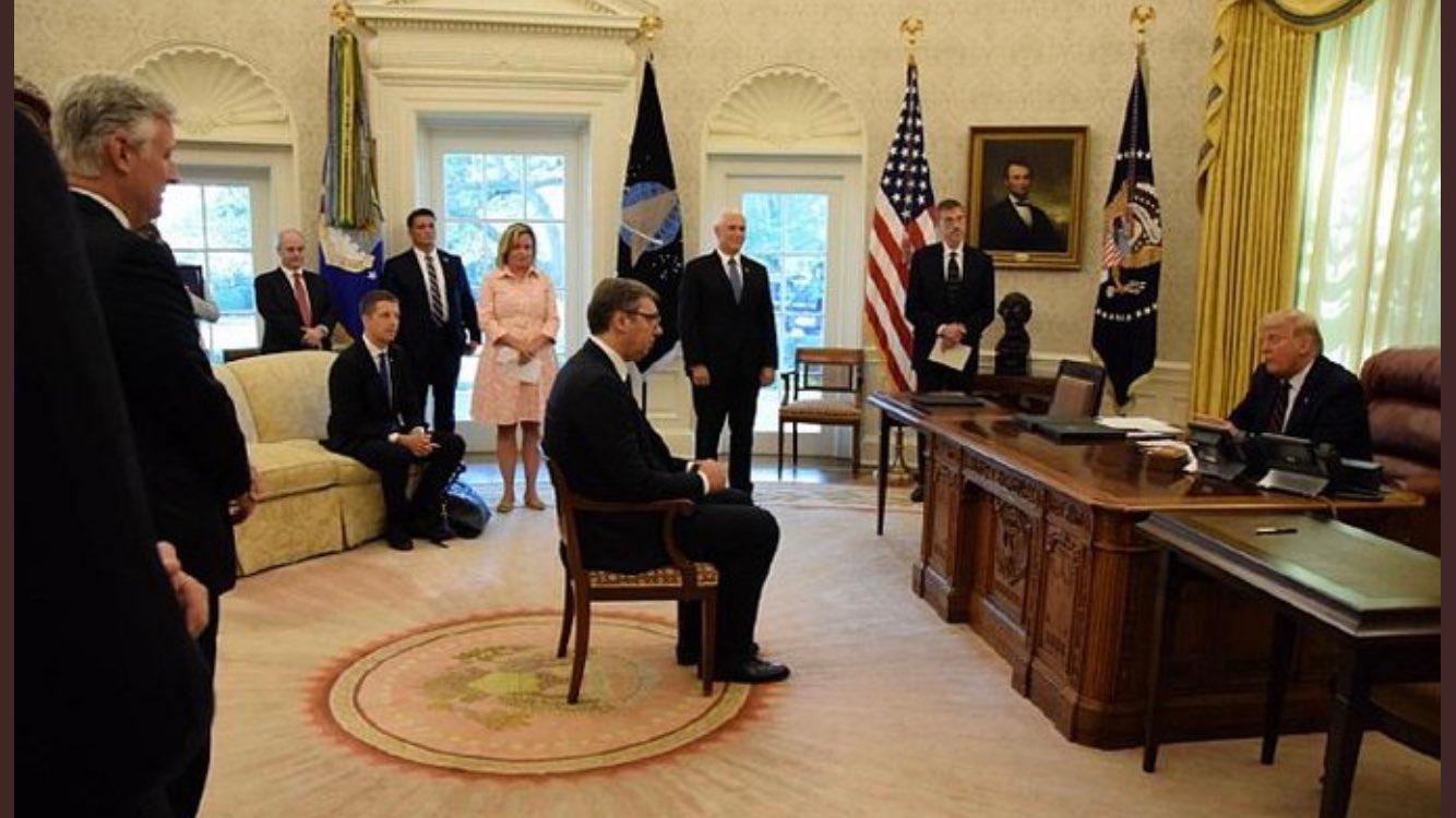 Vučić reagirao: Nemam problema sa stolicom ni sa niskim strastima, kleknuo bih u Bijeloj kući da je trebalo...