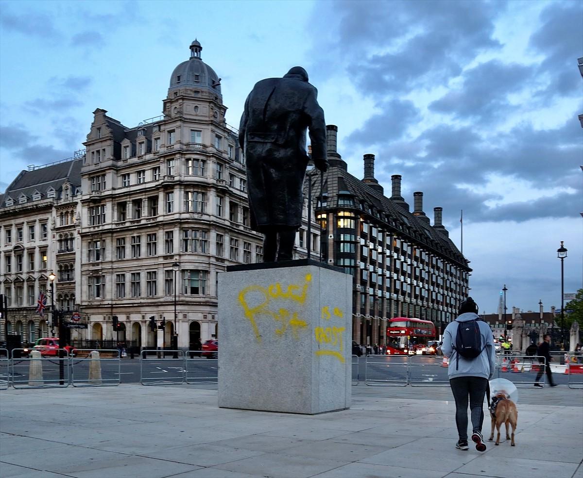 Demonstranti ispisali uvredljive poruke na Čerčilovom kipu u Londonu
