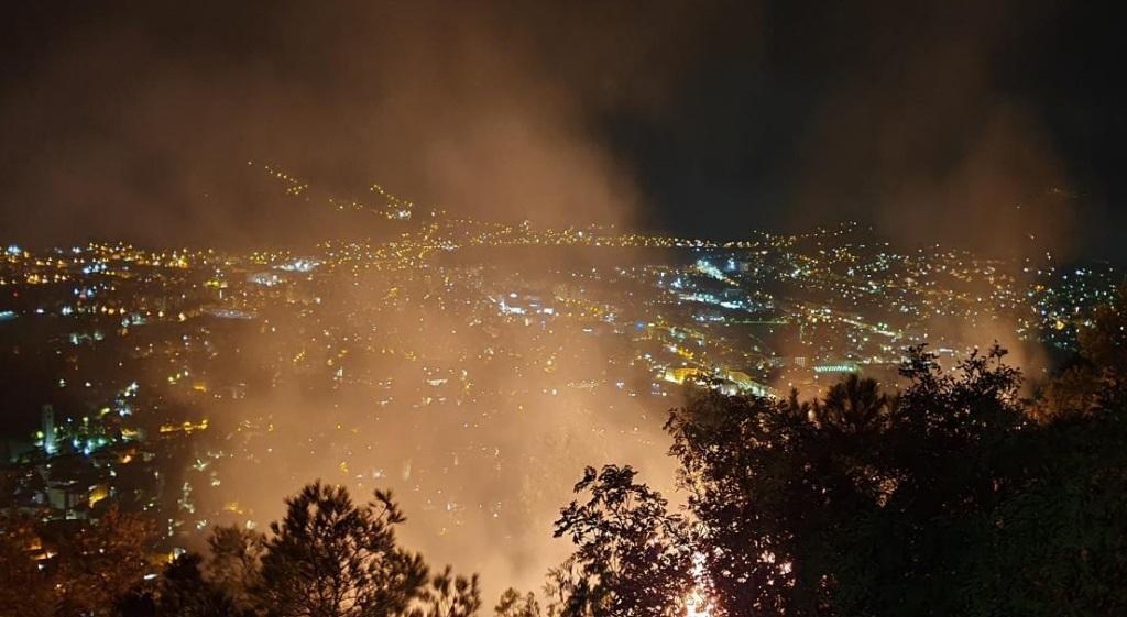 Požar ponovo bjesni u Mostaru, gašenje otežano zbog mina