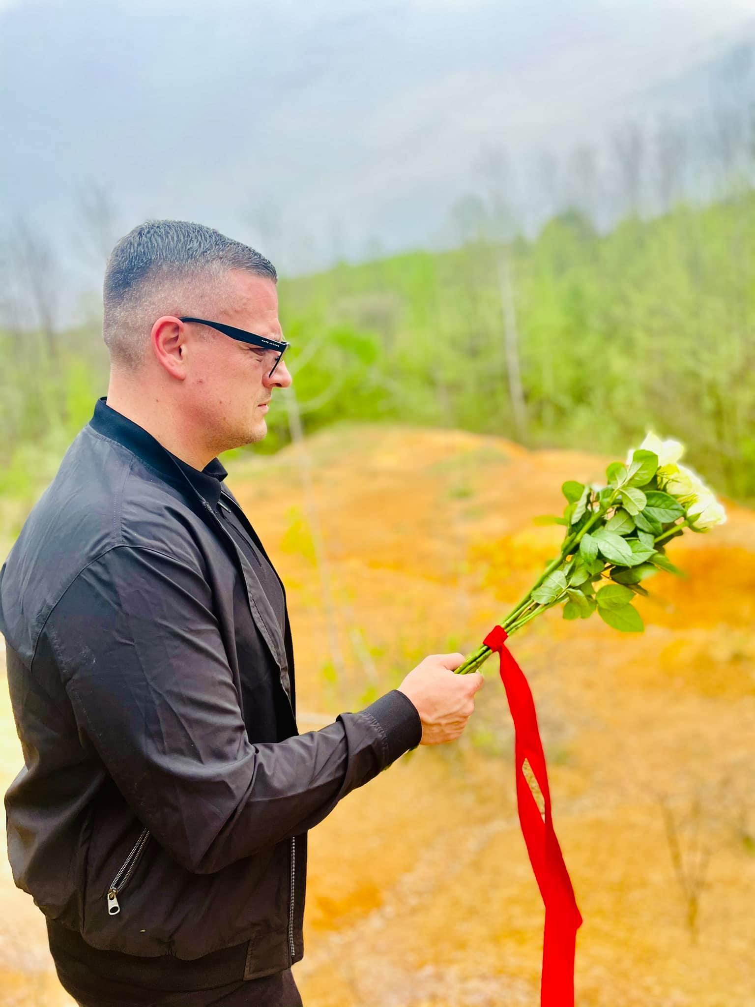 Vojin Mijatović se poklonio žrtvama Tomašice