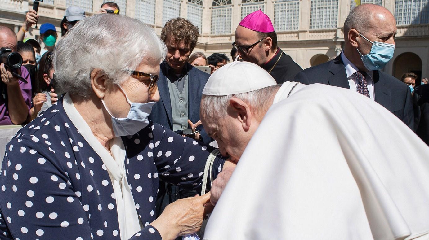 Papa poljubio tetovažu žene koja je preživjela Aušvic