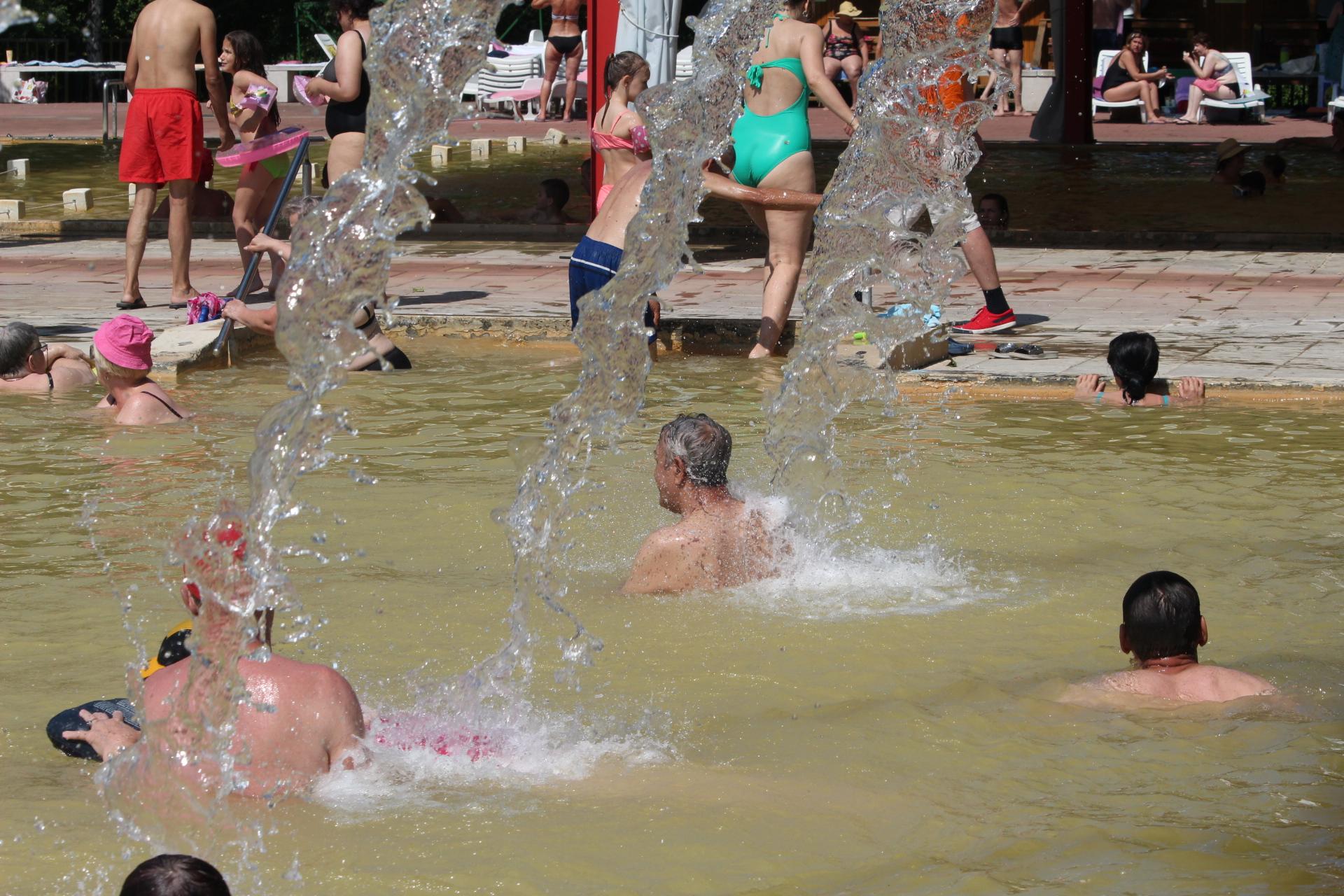 Tropske vrućine u Gračanici, bazeni puni kupača