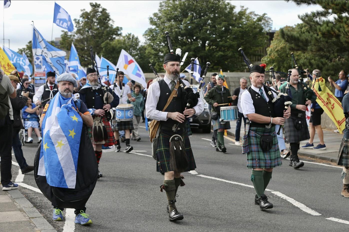 Hiljade Škota na ulicama traži nezavisnost od Velike Britanije