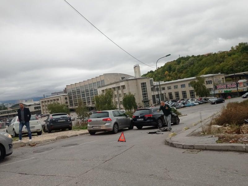 Nesreća u centru Sarajeva: Sudarila se dva automobila