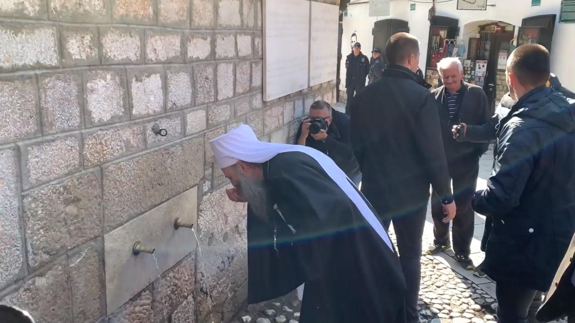 Patrijarh SPC Porfirije napio se vode sa česme kod Begove džamije