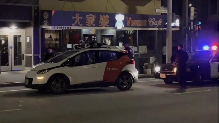Video / Policajci u SAD-u zaustavili automobil bez vozača i putnika pa ga zbunjeno tražili