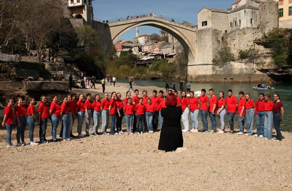 Povodom godišnjice formiranja Armije RBiH osnovna škola iz Mostara snimila spot za pjesmu “Ljiljani zlatni”