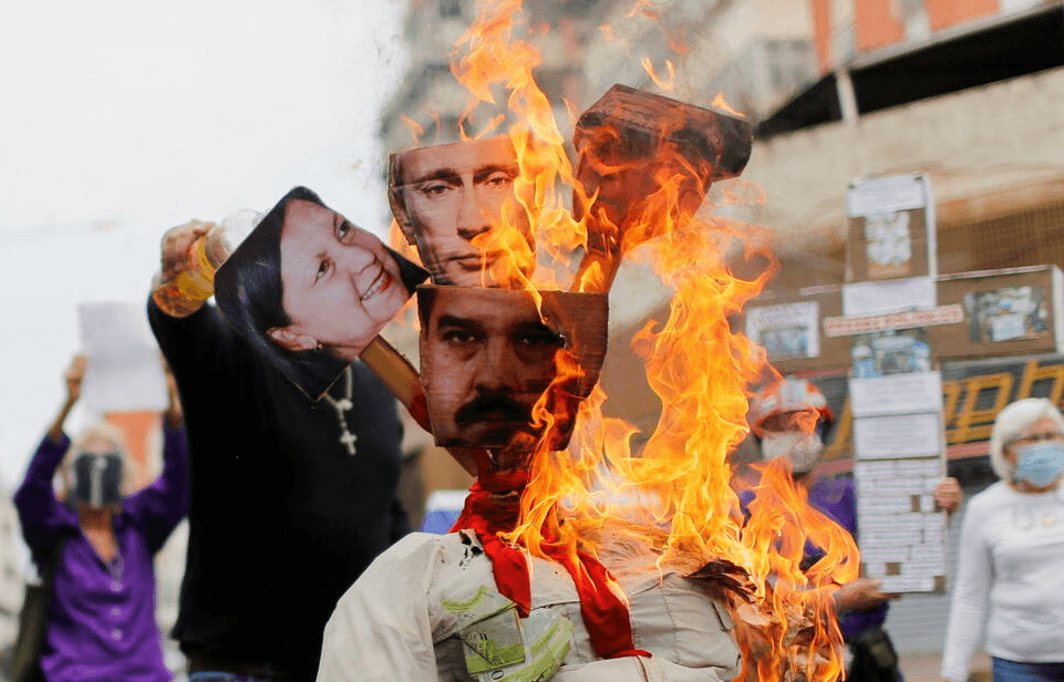 Lutka sa likom Madura i Putina spaljena na Judinoj lomači