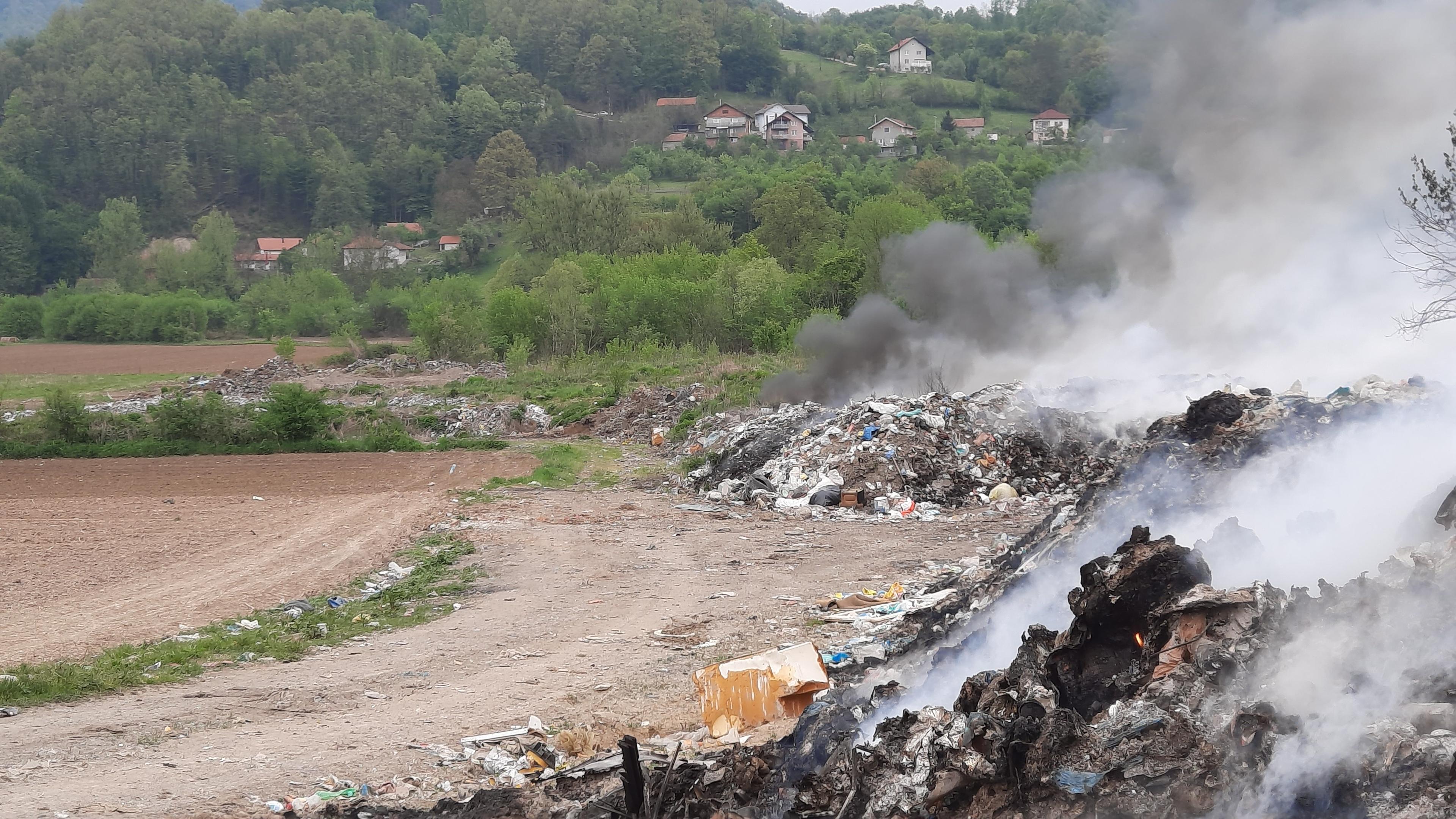 Velika ekološka katastrofa: Zapaljena divlja deponija, mještani se od jučer guše u dimu i smradu