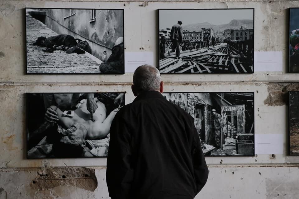 Forto u Srebrenici otvorio izložbu "Bosna 1992 – 1995.": Djela svjetskih autora ostaju trajno u Memorijalnom centru