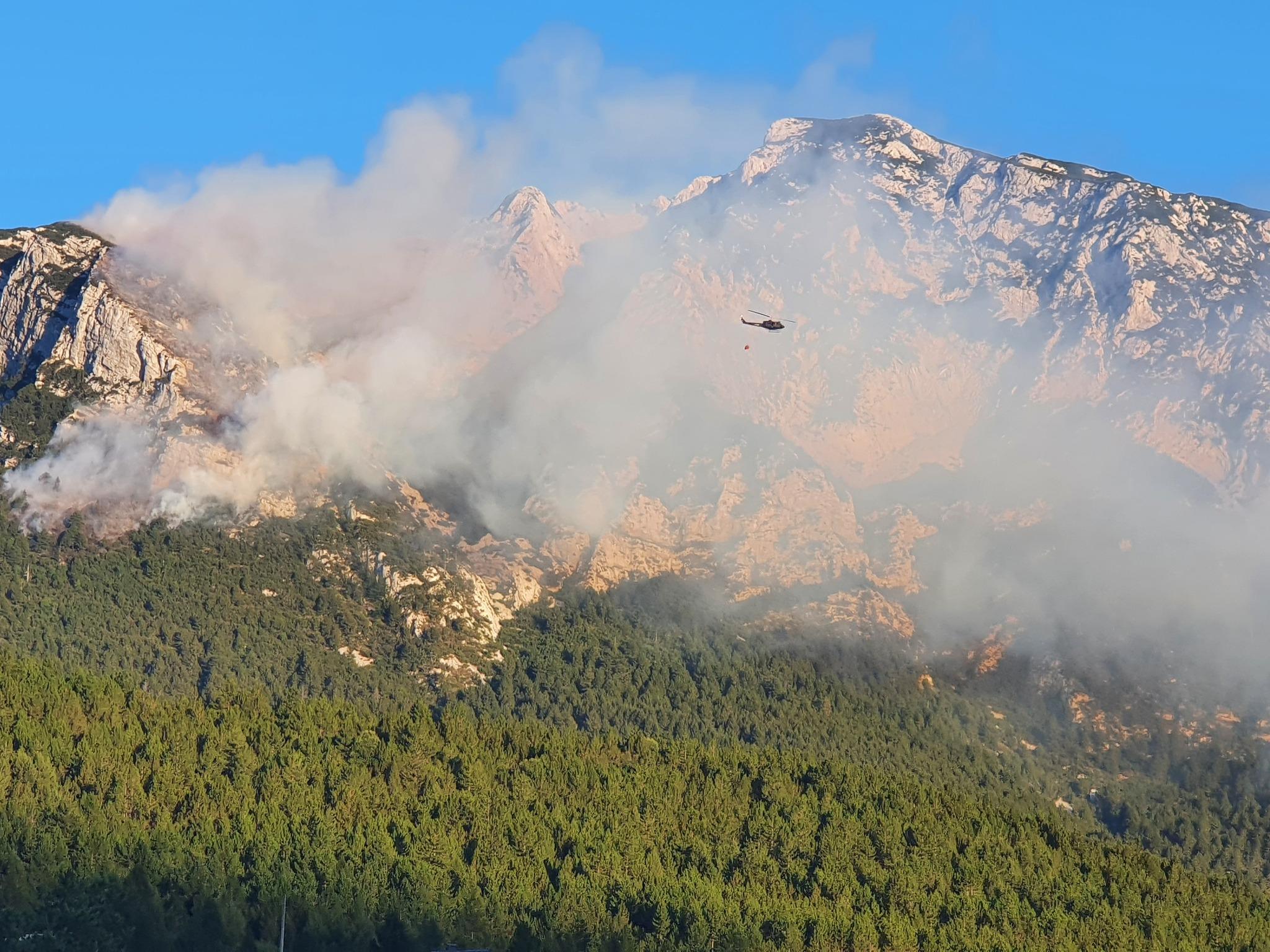 Helikopter Oružanih snaga BiH gasio požar na Čvrsnici, pogledajte kako je to izgledalo