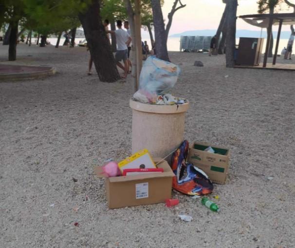 Gradonačelnik Makarske za smeće na plažama optužio turiste iz BiH