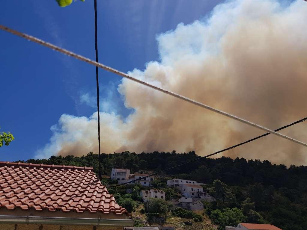 Ugašen požar pored rovinjskog turističkog naselja Valalta