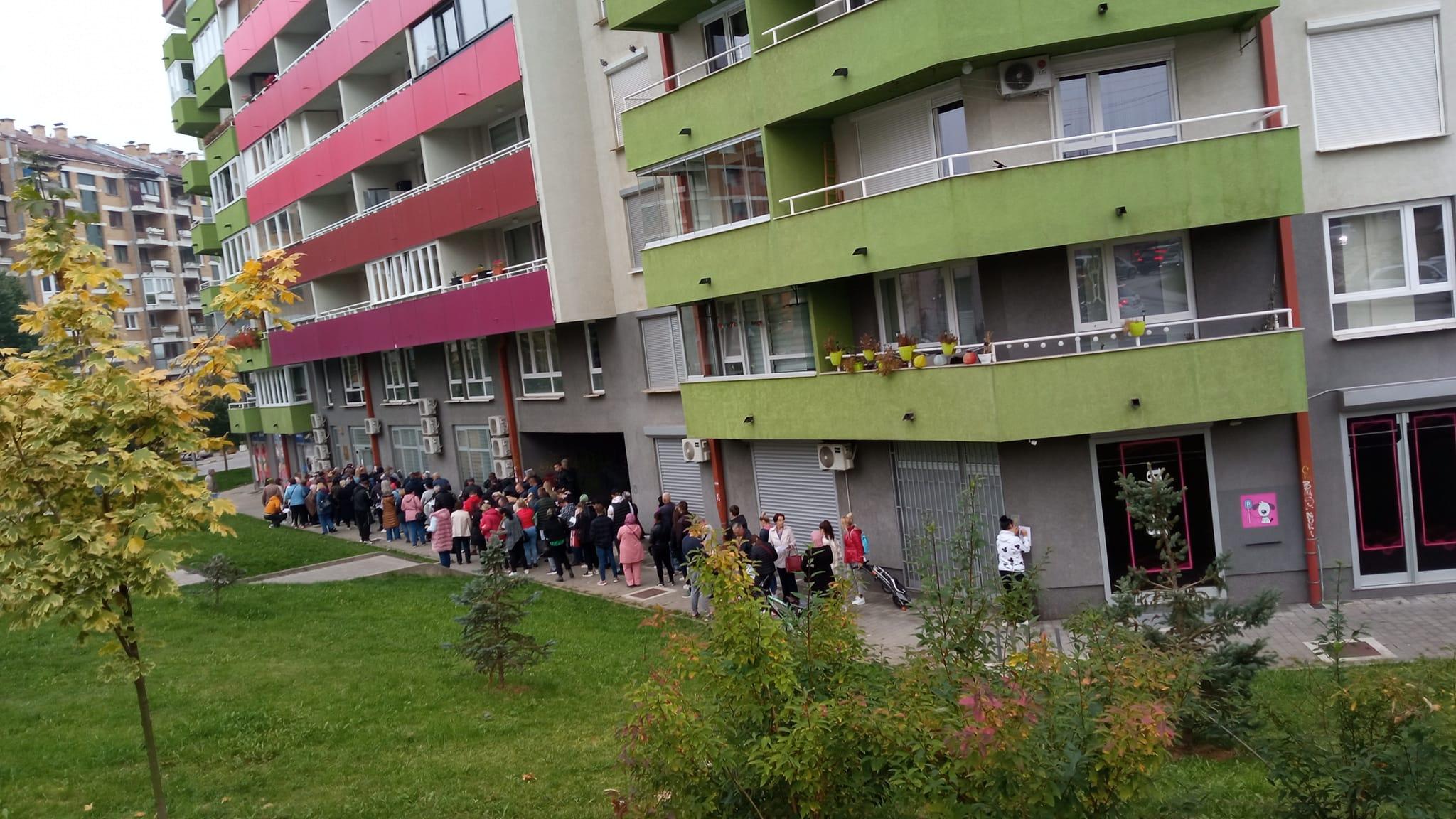 Građani čekaju satima za Fadilovih 100 KM