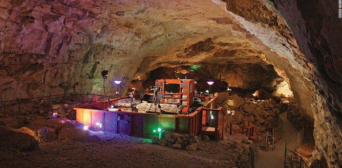 Turisti ostali zarobljeni u pećini nakon što se lift pokvario