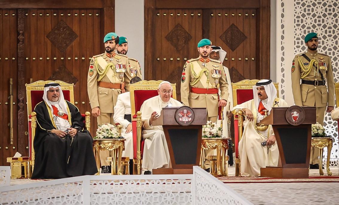 Papa Franjo u Bahreinu: Neka oružje utihne, iskreno se posvetimo miru