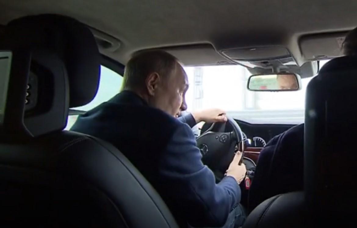 Putin vozio Mercedes preko Krimskog mosta: Raspitivao se o rekonstrukciji nakon eksplozije