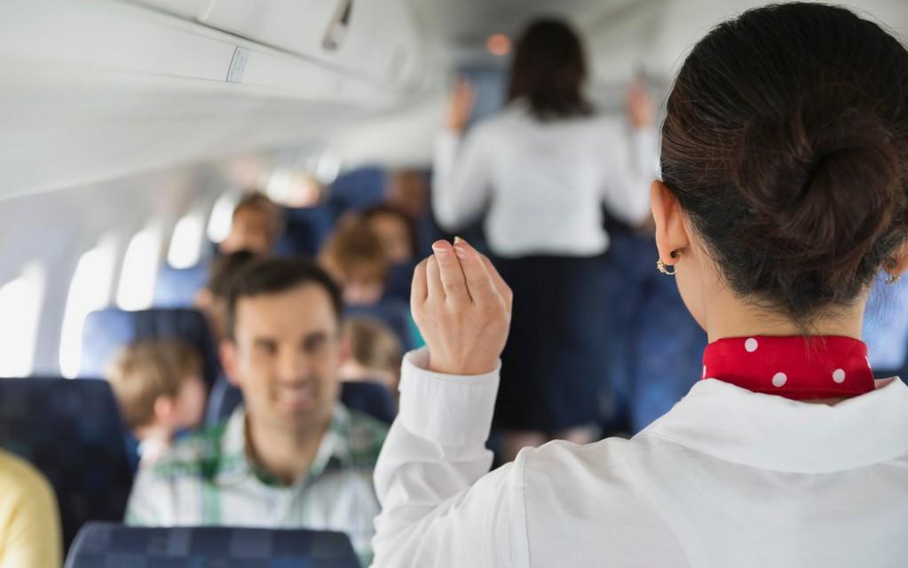Uniforme za stjuardese najčešće podrazumijevaju i marame oko vrata - Avaz