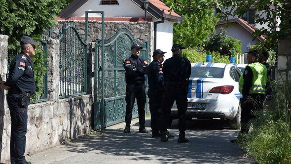 Policajci juče ispred kuće Lazovića u podgoričkom naselju Zabjelo - Avaz