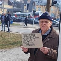 Video / Penzioner iz Sarajeva Fais Nokić došao ispred Suda, ali ne zbog Dodika, nego da pošalje poruku za penzije!