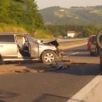 Saobraćajna nesreća na autoputu kod Visokog: Automobil slupan, dvije osobe povrijeđene