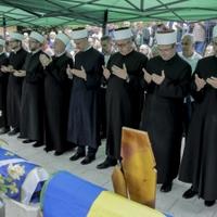 U Ahatovićima klanjana dženaza za pet žrtava masakra u Sokolinama