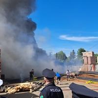 Video / Veliki požar u skladištu kod Srebrenika: Borba sa vatrenom stihijom