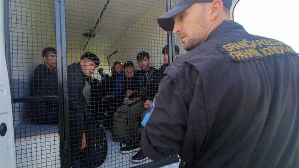 Migranti se kombijima odvoze u kampove - Avaz