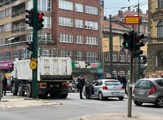 Video / Manji sudar kamiona i automobila izazvao haos u centru Sarajeva