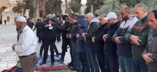 Izraelci napali Palestince tokom obavljanja molitve