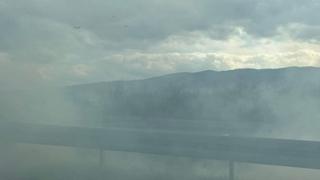 Smanjena vidljivost na autoputu kod Sarajeva: Zapaljena trava, vozači oprez