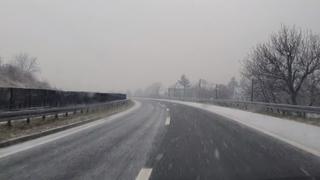 Video / Snijeg sipa kao iz rukavice: Pogledajte stanje na autoputu Sarajevo - Podlugovi
