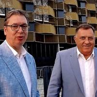 Vučić i Dodik posjetili stadion u Leskovcu: Slobodno nas zezajte što smo slučajno obukli sakoe istih boja