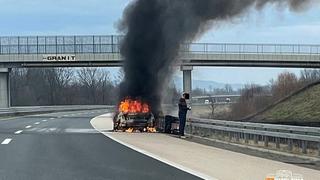 Zapalio se automobil na autoputu kod Doboja: Na terenu policija i vatrogasci